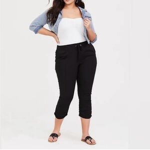 Torrid Black Mid Rise Ruched Poplin Crop Pants Size 2X 18-20